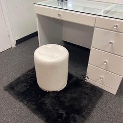 Morgan White Makeup Vanity Set with Lighted Mirror
Crown Mark$10 Down Payment And Financing Available