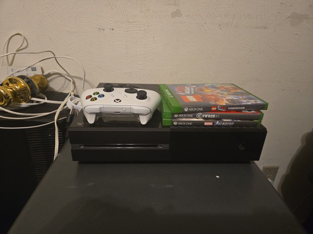 Xbox One ÷ CONTROLLER +3 GAMES