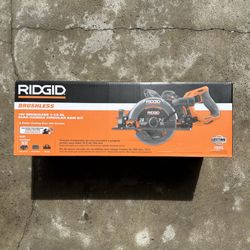 RIDGID 18V Brushless 7-1/4 in. Rear Handle Circular Saw Kit 8.0 Ah MAX Output Battery, Charger, Bag