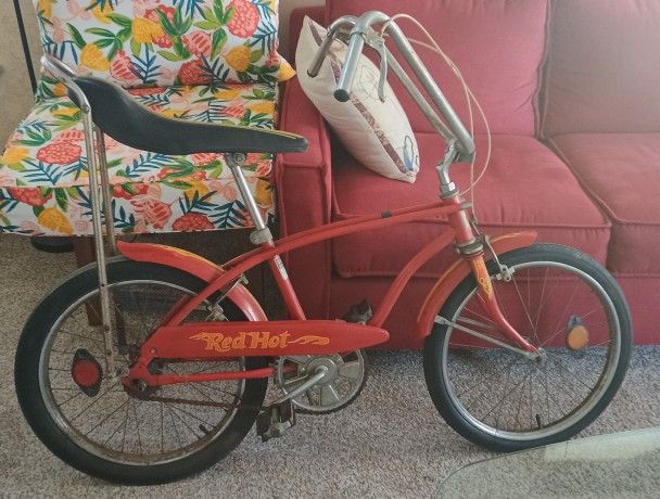 Vintage 1972 Huffy Red Hot Dragster Rat Rod Bike Banana Seat.
See our other great vintage items now posted.
Thank you