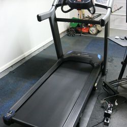 Horizon Fitness 7.4 AT Bluetooth Smart Treadmill