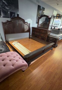 KING BED DRESSER MIRROR NIGHTSTAND MATTRESS INCLUDED $600