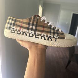 Low top Burberry Shoes
