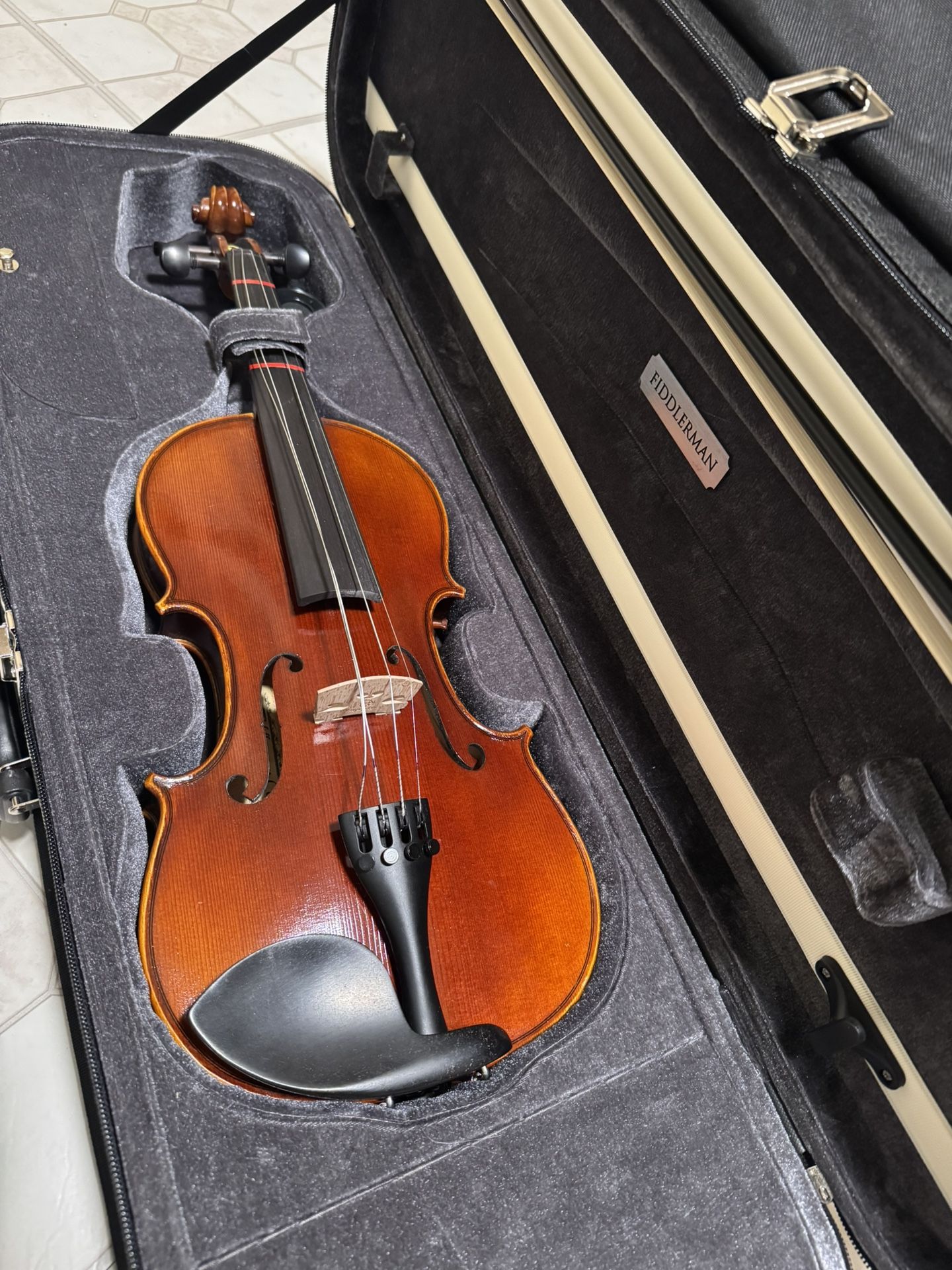 Beautiful LIKE NEW Fiddlerman Violin (full size)