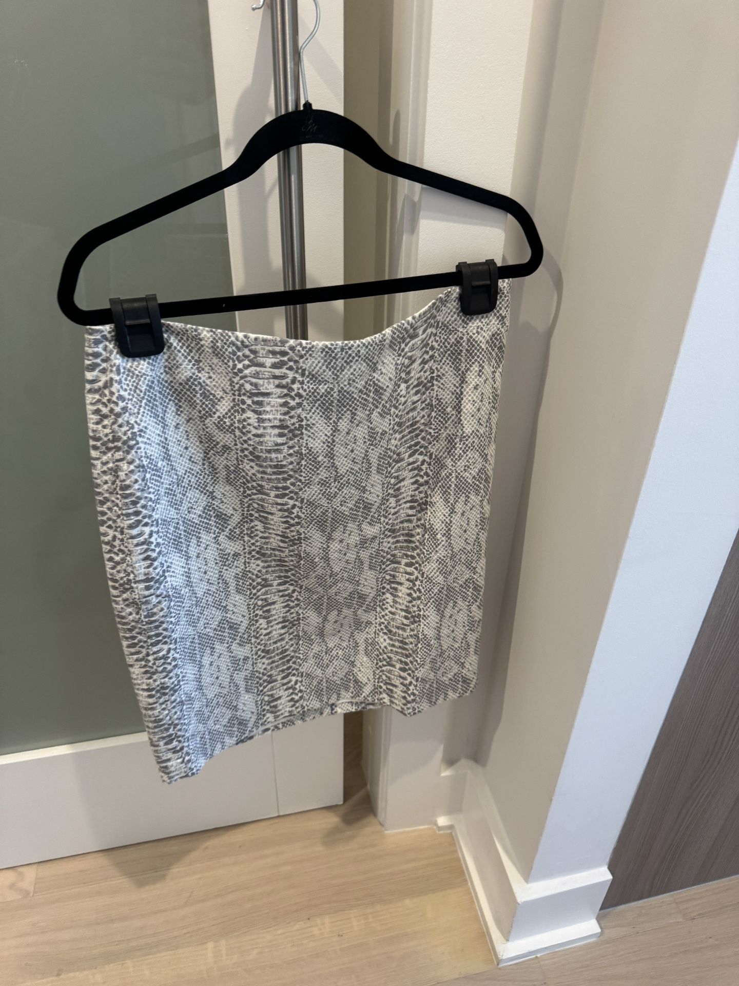 Ann Taylor Snakeskin Pattern Pencil Skirt - Size12P ($25) - New with Tags!