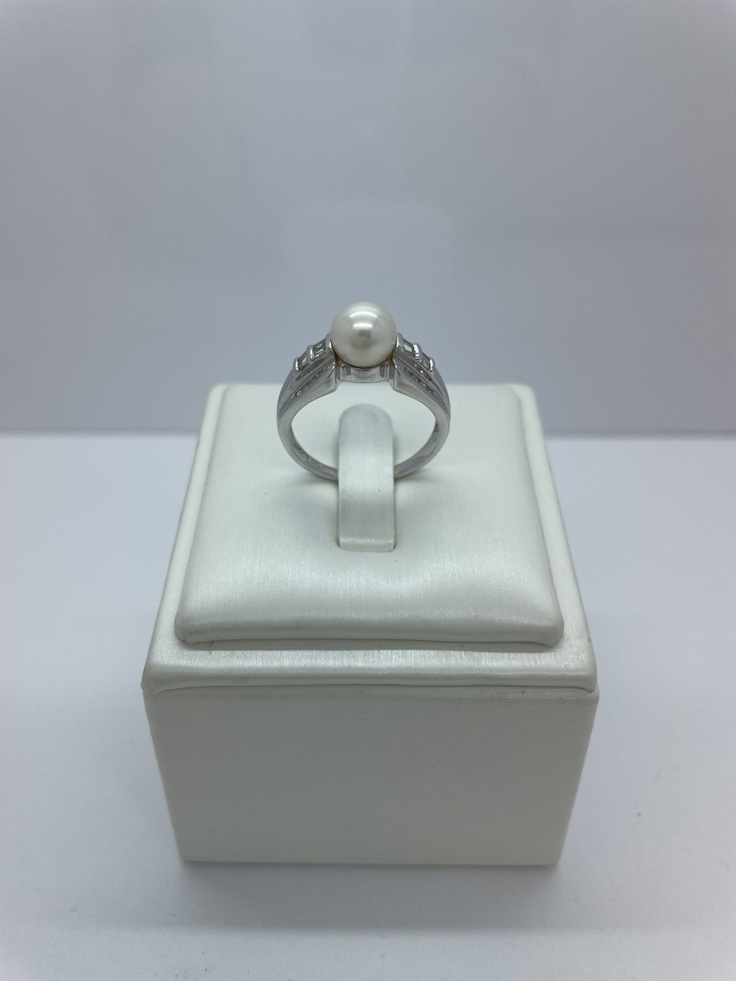 14k White Gold Ring With Pearl. New.