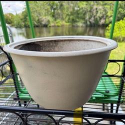 Large ceramic plant pot, no chips or cracks or Crazing 