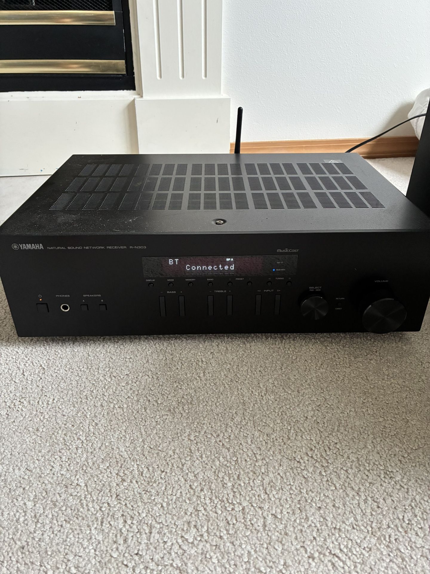 Yamaha R-N303 network stereo receiver