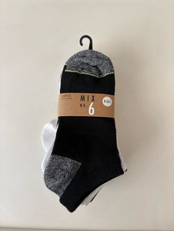 New with tags Kid’s Unisex Boys Girls No Show Socks 6 Pairs, 3 Black Socks & 3 White Socks, Size L (Kid’s Shoe Size 2-6)