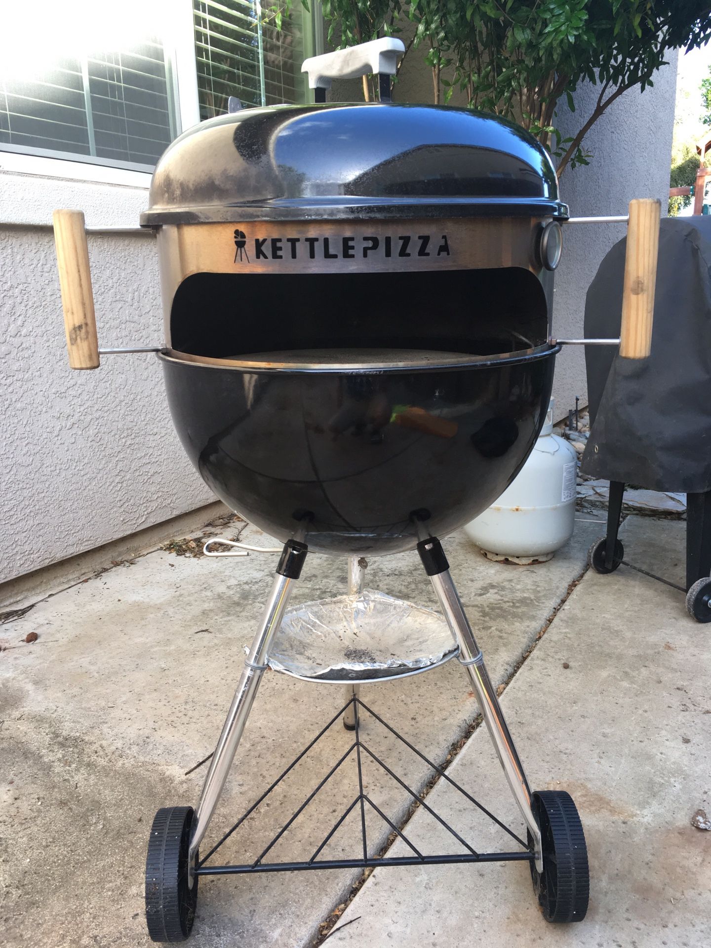 Weber kettle grill with Kettle Pizza