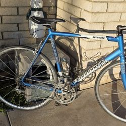 Cannondale R700 road bike