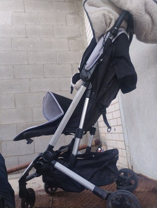 Colugo Stroller Beige Like New $40