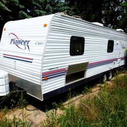 2004 Fleetwod Pioneer Trailer
