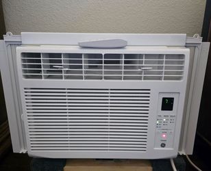 GE  Window air conditioner for small room  BTU 6000