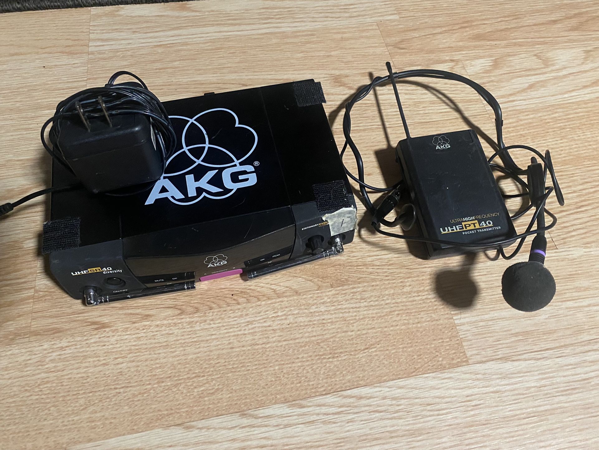 AKG UHF SR40 Diversity Transmitter and Receiver with AKG C 444 L High-performance condenser mic