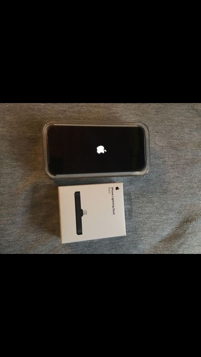 iPod touch 6th Gen 32 GB with lightning dock stand