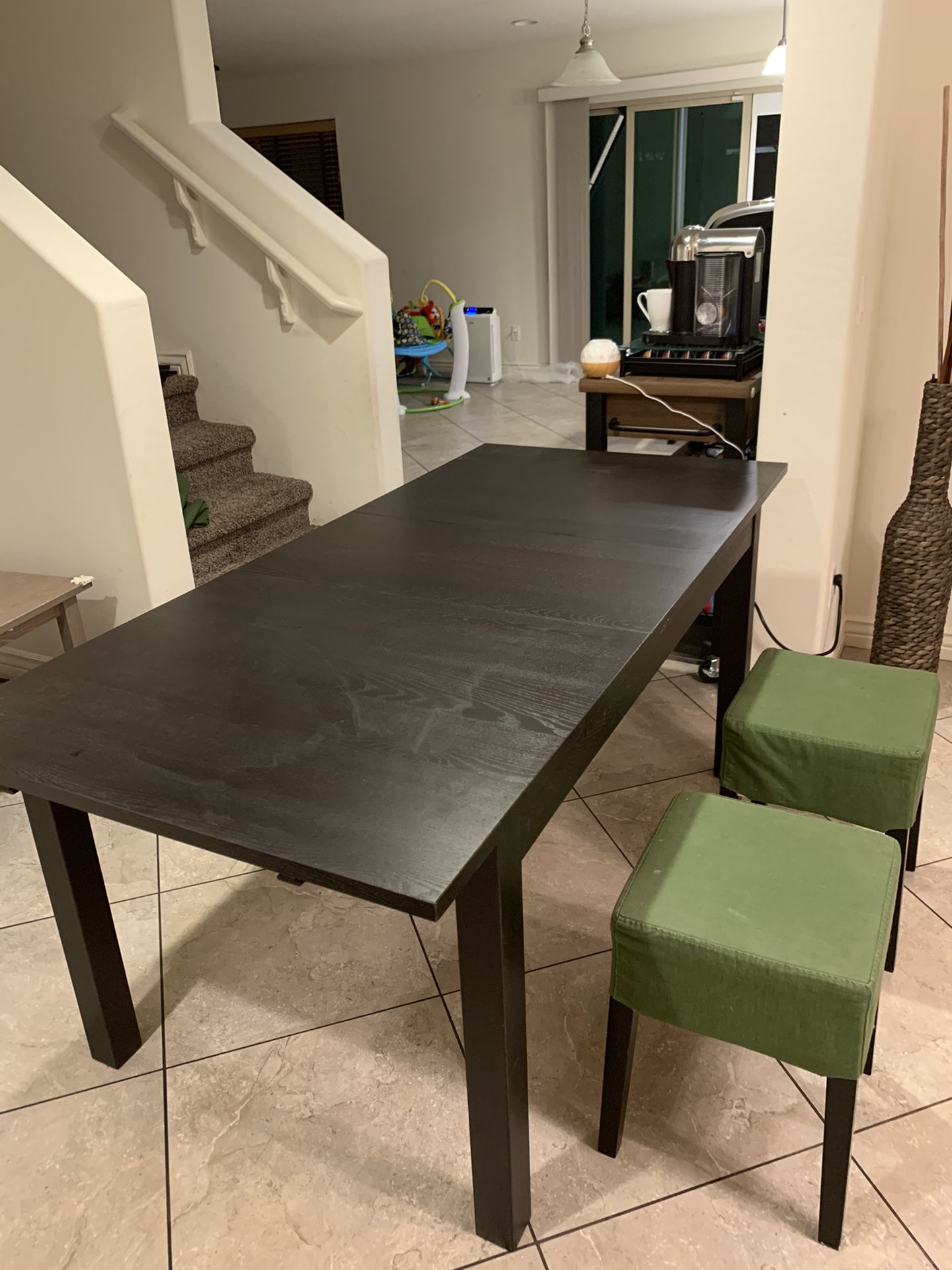 Expandable dining table and 4 stools