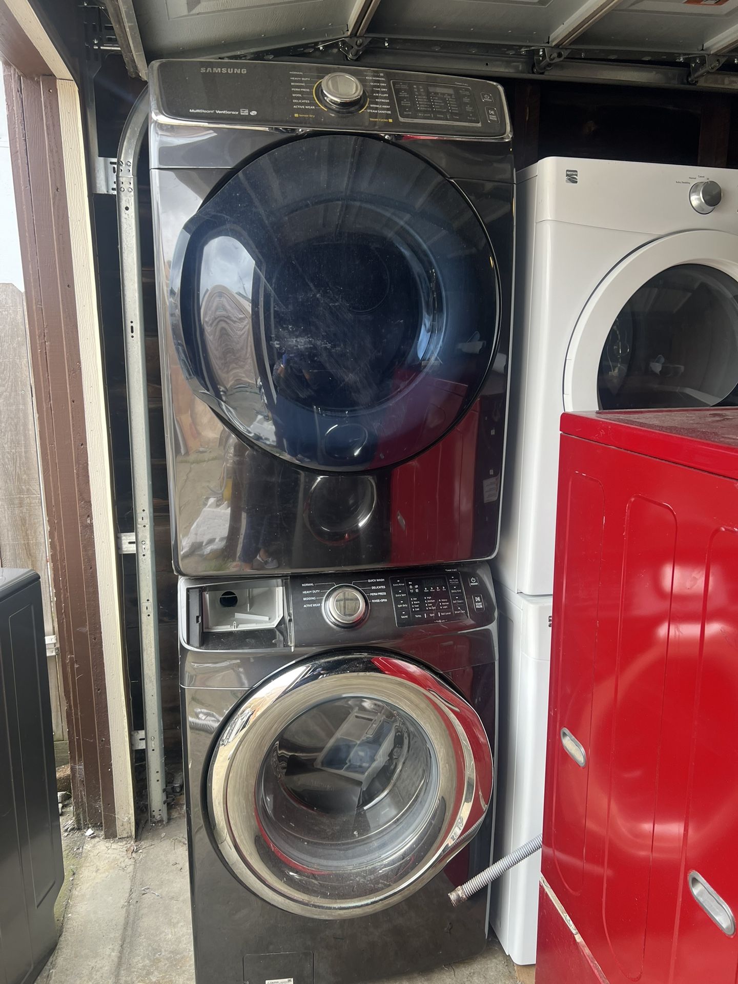 Samsung Front Load Gas Washer and Dryer with a three-month warranty. Free delivery in the Oakland area. Outside the Oakland area, there is a charge de