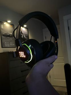 JBL Quantum 810 gaming headset