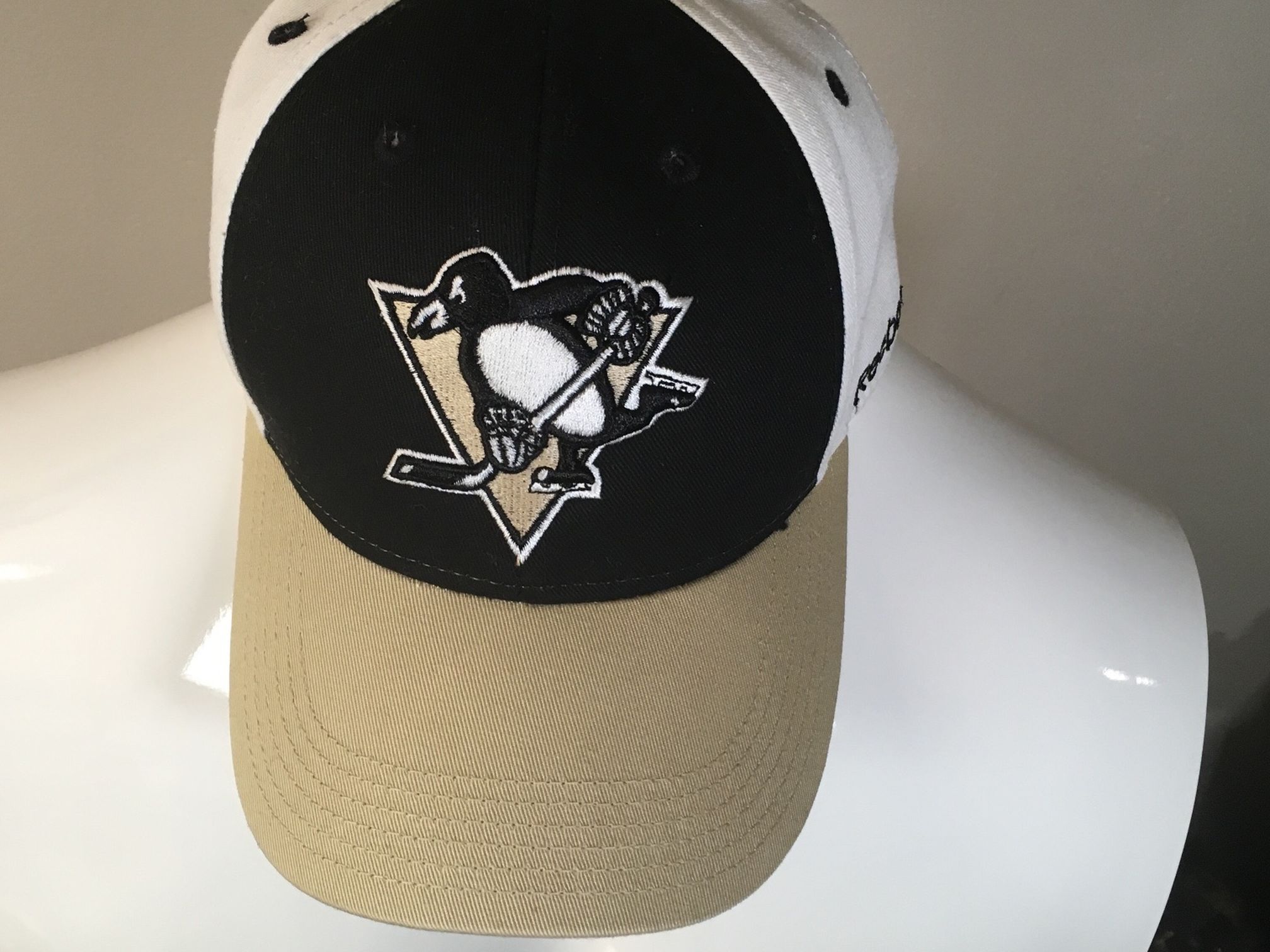 Pittsburgh Penguins NHL Reebok Couvre-Chefs "Face Off" adjustable hat cap Pre-owned, please see photos for details