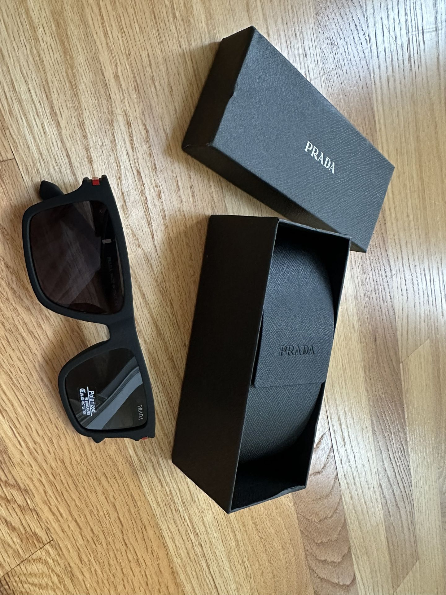 Designer Sunglasses WITHOUT case In The Photo
