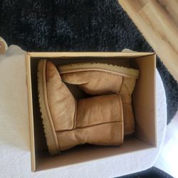 WOMENS UGGS SIZE 4 