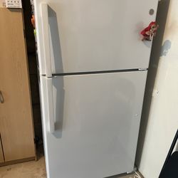 GE Garage Ready Refrigerator, 21.9 Cu. Ft, GTS22KGNBRWW, Like New, White