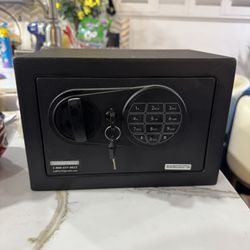 Pen + Gear Model 17SCM safe
