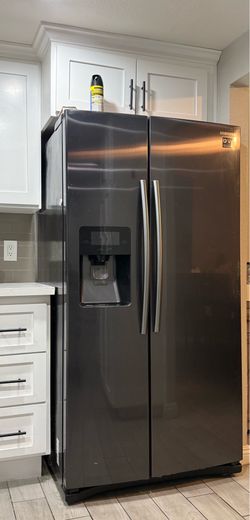 Samsung Refrigerator (available 07/26)