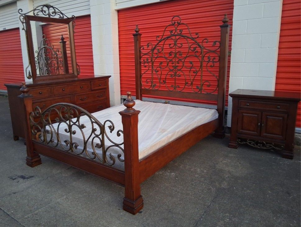 Qun Sz Bd St With Base Good Condition 