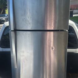 Whirl Pool Fridge Perfect condition $300 Obo (Pick Up Only) 