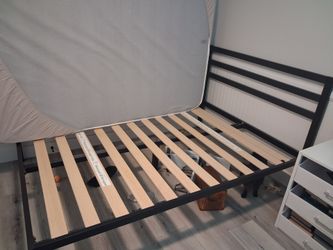 Full-Size Bed Frame + Wooden Slats – Great Condition
