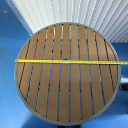 Compact round foldable table