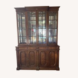 Vintage Heritage China Cabinet - Glass Shelves, Built in Lights, Great Condition