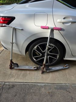 2 razor scooters