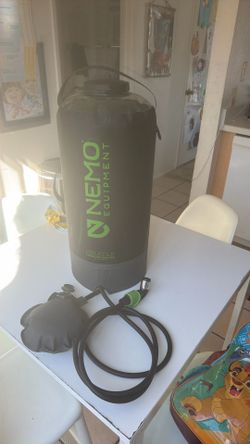 Portable pressure shower