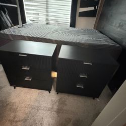 Modern black fluted nightstands set of 2 in great condition. (accepting offers)