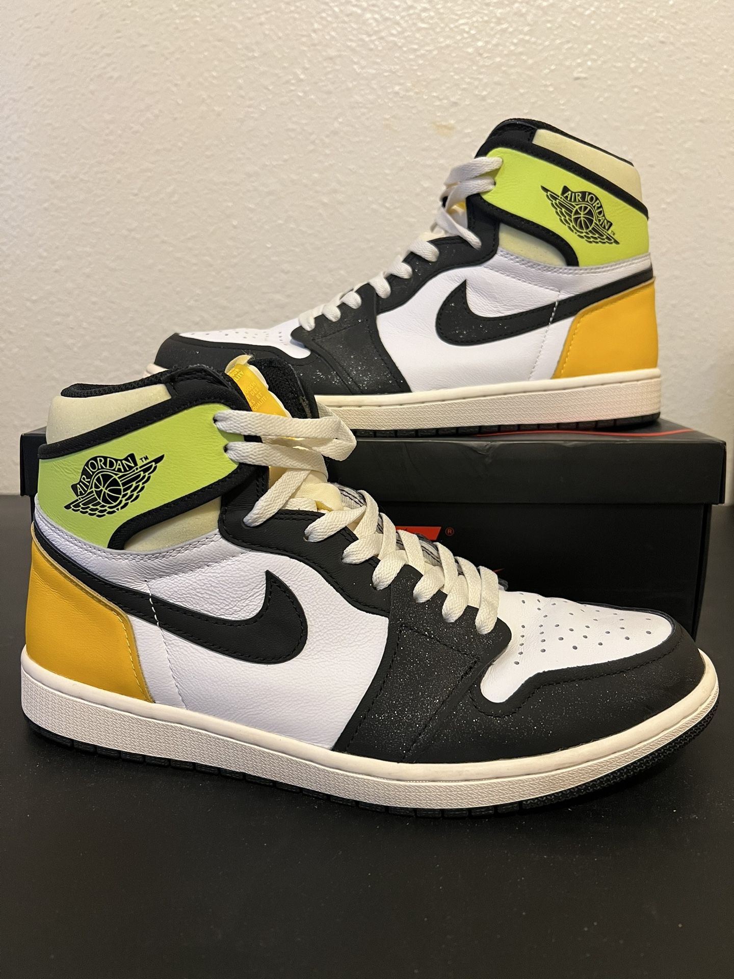 Air Jordan 1 Retro High OG Volt Gold