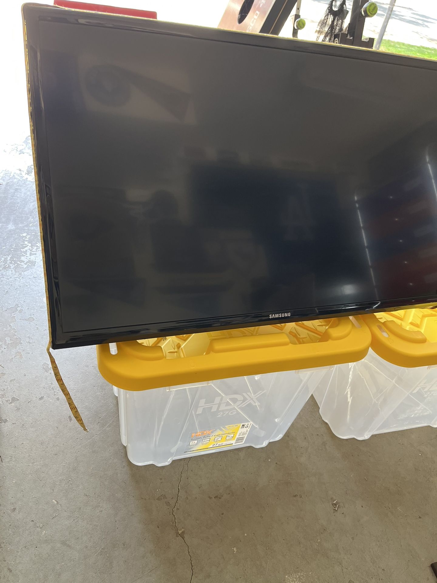 Samsung 32” TV With Wall Mount