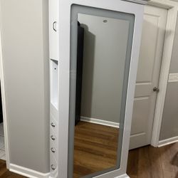 A super stylish mirror made with reusable materials for storing beauty tools.