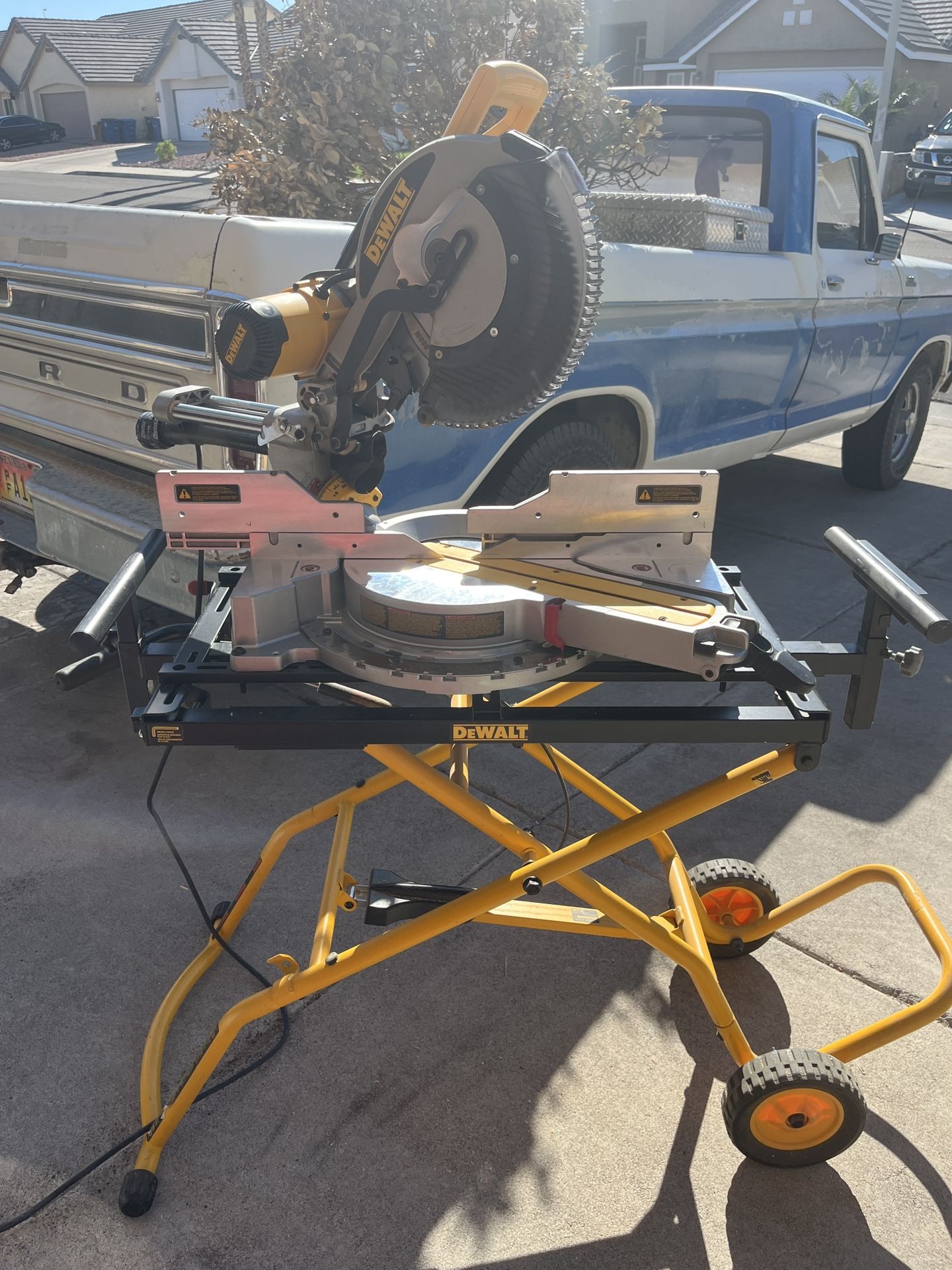 Dealt 12inch Double Bevel Sliding Compound Miter Saw