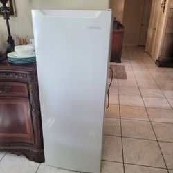 Insignia freezer/ refrigerator