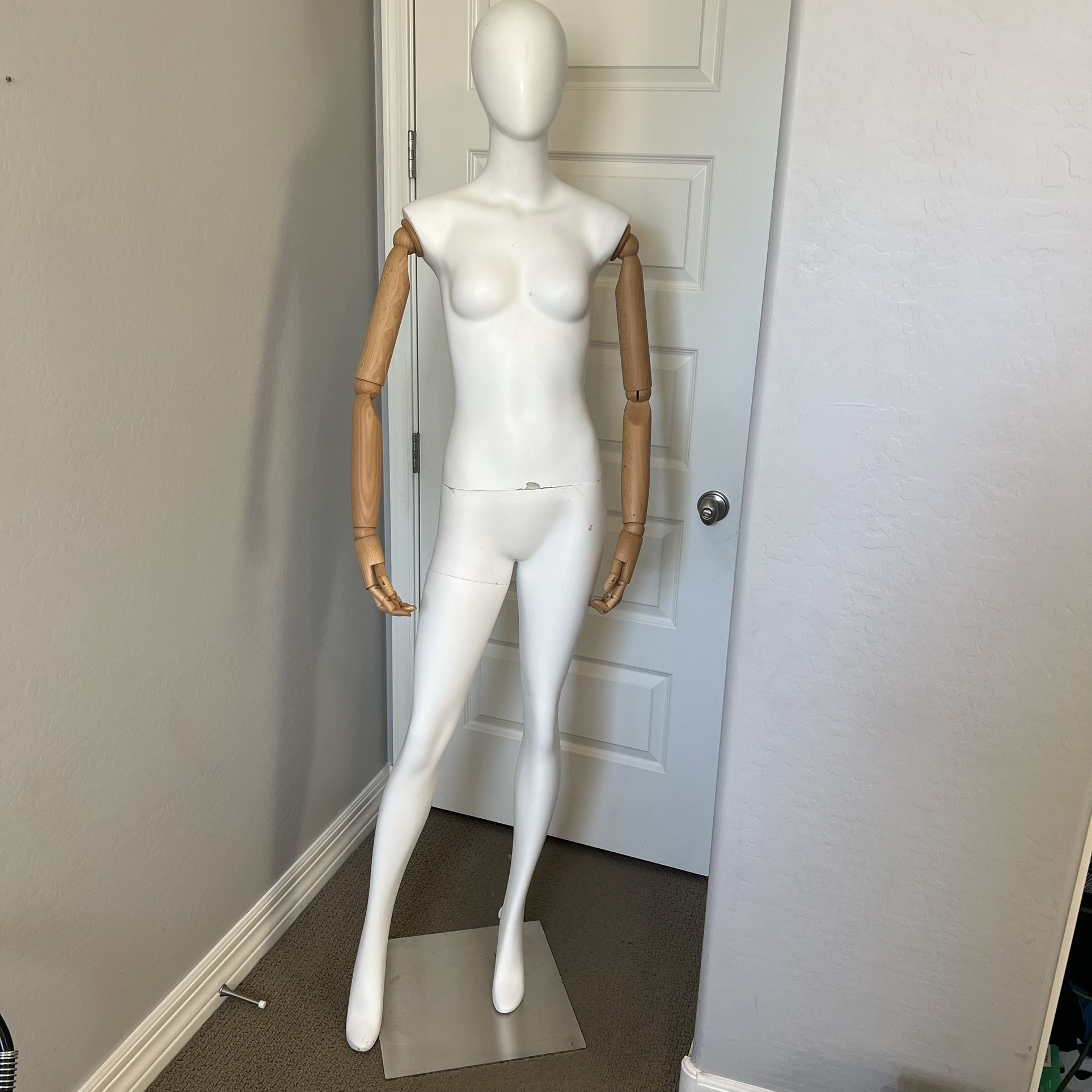 Female Mannequin 