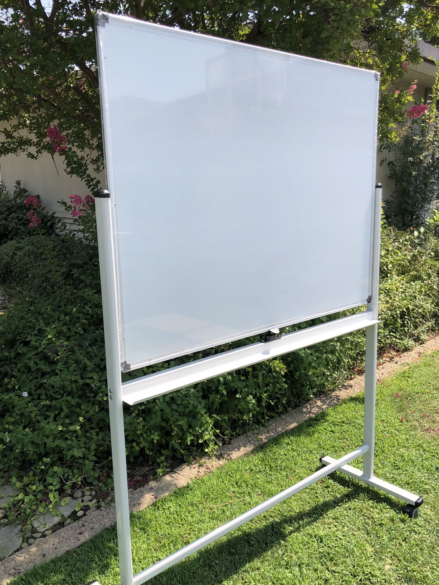 Mobile dry erase board