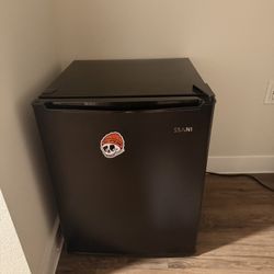 Mini Fridge     (pick up only)