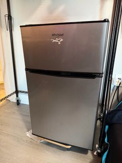 Whirlpool 3.1 cu ft mini fridge