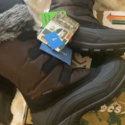 Women's water-r. snow boots, lightweight ,footbed for comfort and support. $50 each sz 6 7 8 9 10 11