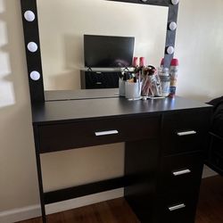 Vanity Desk with Large Mirror and 11 LED Lights, Brightness Adjustable With 4 Drawers