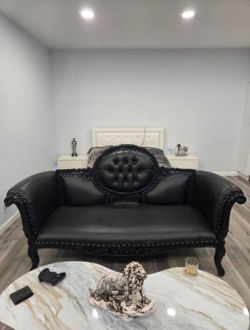 Black Tufted Vintage-Style Loveseat