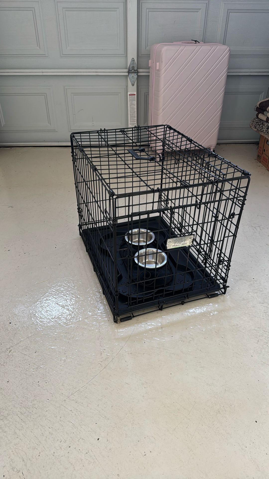 dog crate w/ food bowls & mat